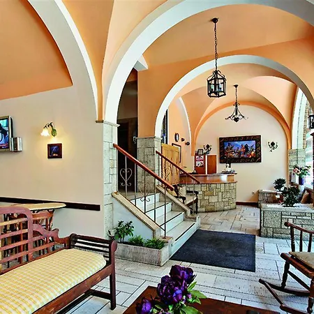 Elizabeth Otel Atina